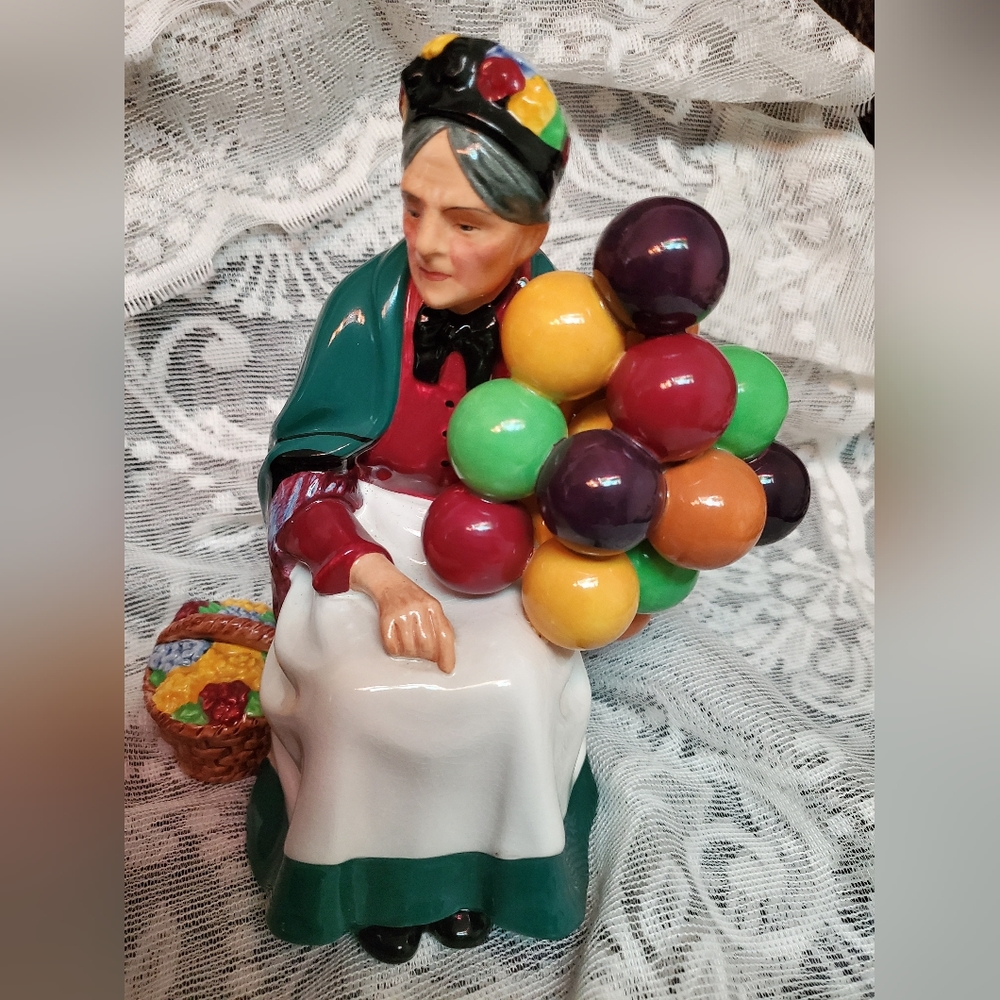 Royal Daulton Old Balloon Seller Figurine HN 1315